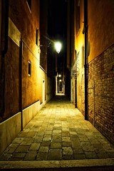 Obraz premium Empty Venice Alley at Night