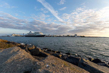 Schiff verl&auml;sst den Hafen von Warnem&uuml;nde