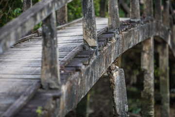 Obraz premium old cracked bridge