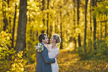 Portrait of the newlyweds in sunlit autumn woods 254.