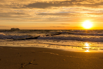 Fototapeta na wymiar Romantischer Sonnenuntergang am Strand