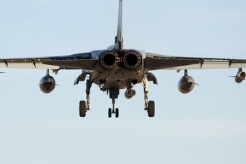 Avión de combate Panavia Tornado aterrizando