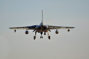 Vista trasera de avión de combate Panavia Tornado aterrizando