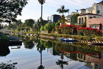Fototapeta premium Homes at the Venice canals at Venice Beach, Los Angeles