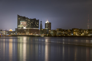 Fototapeta na wymiar nightly panorama of the harbor of Hamburg Germany