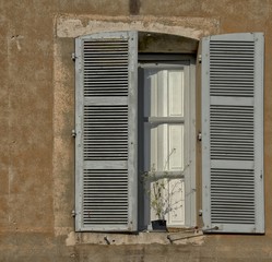 Fototapeta na wymiar Fenêtre à Neuville-les-Dames, Ain, France