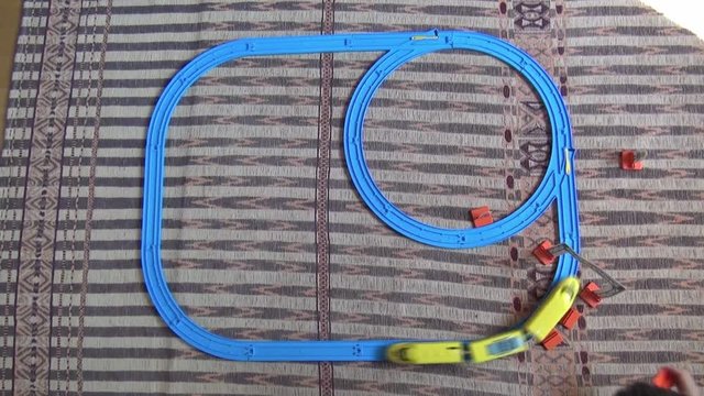 列車のオモチャで遊ぶ男の子 プラレールの走行
