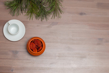 Кружка на столе с игрушкой на рождество