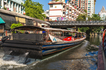 Fototapeta na wymiar Residential area at the Khlong Saen Saep in the heart of Bangkok. It exist a boat service with a water bus connecting the west side districts of Bangkok, from the Chao Phraya River to Prachinburi