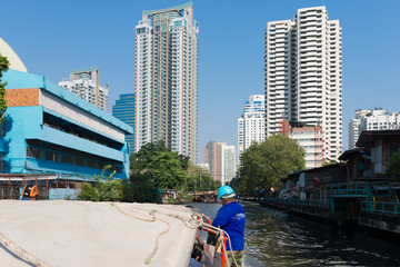 Residential and commercial areas along Khlong Saen Saep in central Bangkok. There is a boat service with a water bus that connects the western districts of Bangkok to the Chao Phraya River. © ksl