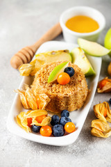 Oat cake with honey and berries