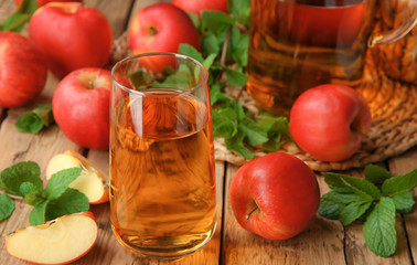 Obraz na płótnie Canvas Glass with fresh apple juice on wooden table