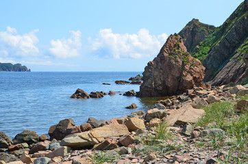Fototapeta na wymiar Владивосток, Амурский залив, скалистый берег острова Клыкова в начале сентября