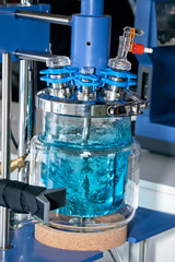 Universal reactor work station with a range of easily interchangeable vessels