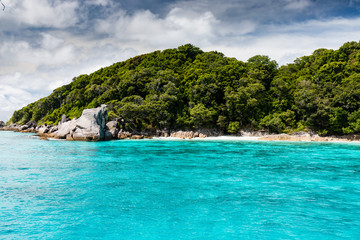 Obraz premium Turquoise water on a tree lined tropical island