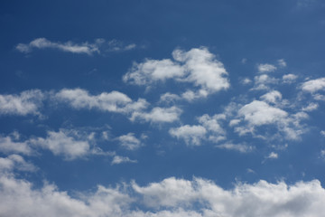 青空と雲「空想・雲のモンスターたち」（点々と、散りばめた、ゆっくりと進むなどのイメージ）