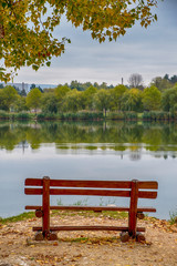 Obraz premium Bench on the lake shore