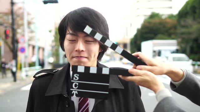 映像撮影　ロケ現場イメージ　カチンコを鳴らす　本番前と本番のモデル表情の変化