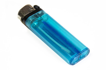  Dettaglio di un accendino a gas di colore azzurro su uno sfondo bianco.