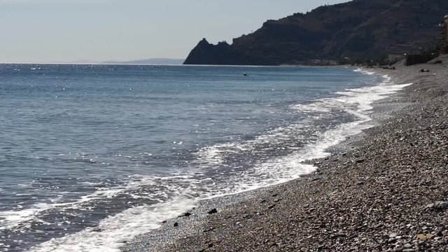 La fortezza di Sant'Alessio SIculo sullo sfondo della spiaggia