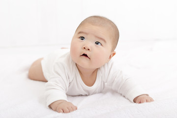 布団に寝転がる赤ちゃん