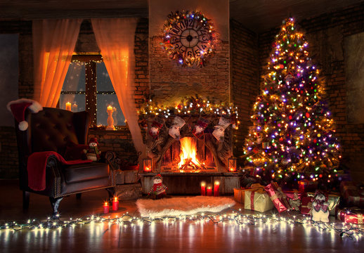 weihnachtlich geschmückter schöner Raum vor der Bescherung