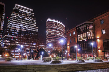 Fototapeta na wymiar buildings in city at night