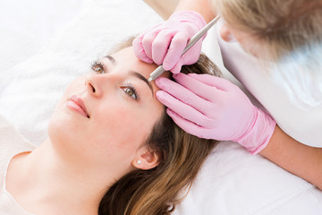 Obraz na płótnie Canvas Microblades Behandlung im Kosmetikstudio junge Frau im Kosmetikstudio