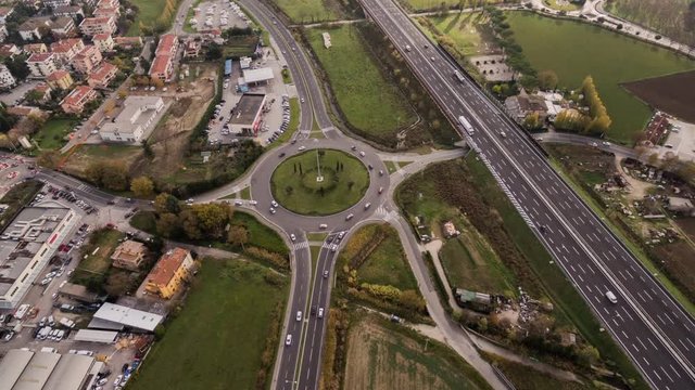 Italia, Pesaro novembre 2017 - hyperlapse aereo sopra UNA strada statale con accanto l' autostrada. Si notano le differenze di traffico tra le 2 strade. Inoltre c'&egrave; un passaggio di una nuvola.