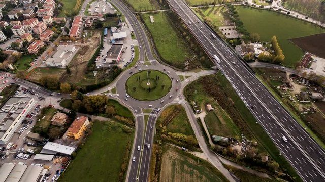 Italia, Pesaro novembre 2017 - hyperlapse aereo sopra UNA strada statale con accanto l' autostrada. Si notano le differenze di traffico tra le 2 strade. Inoltre c'&egrave; un passaggio di una nuvola.