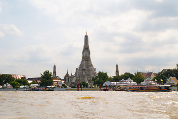 Naklejka premium Wat Arun on the day time,landmark in Bangkok,Thailand