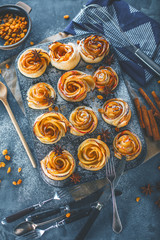 Gebackene Apfel Rose mit Eis 