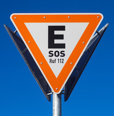 SOS-Schild am Strand