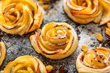 Gebackene Apfel Rose mit Eis 