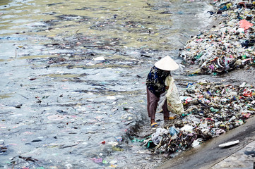 Vietnam - Müllsammlerin am Strand
