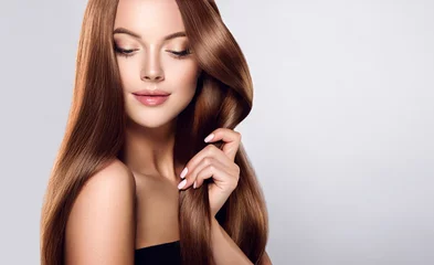 Photo sur Plexiglas Salon de coiffure Belle fille brune aux cheveux longs et lisses. Une femme avec une coiffure droite saine
