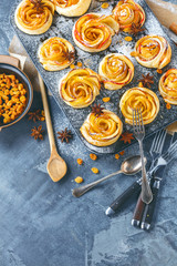 Gebackene Apfel Rose mit Eis 