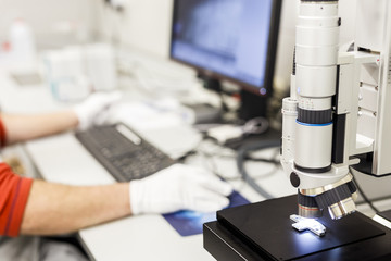 Men handling a electronic microscopy 