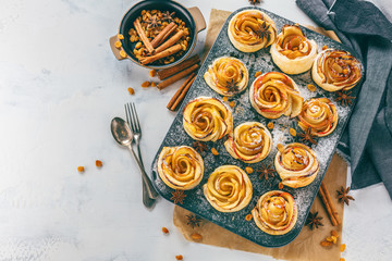 Gebackene Apfel Rose mit Eis 