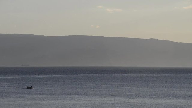 pescatore con la sua barca
