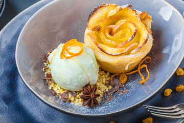 Gebackene Apfel Rose mit Eis 