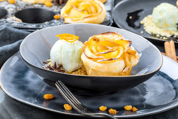 Gebackene Apfel Rose mit Eis 
