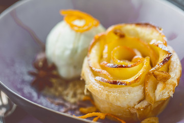 Gebackene Apfel Rose mit Eis 