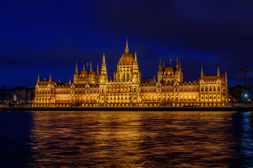 Fototapeta na wymiar Budapest parliament during blue hour