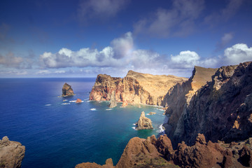Fototapeta na wymiar île de Madère dans l'océan Atlantique: entre montagne et mer