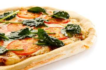 Pizza with spinach an tomatoes