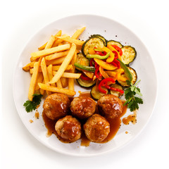Roast meatballs, chips and vegetables 