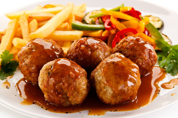 Roast meatballs, chips and vegetables 