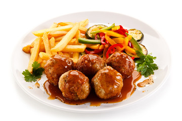 Roast meatballs, chips and vegetables 