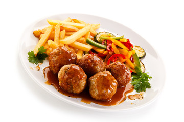Roast meatballs, chips and vegetables 